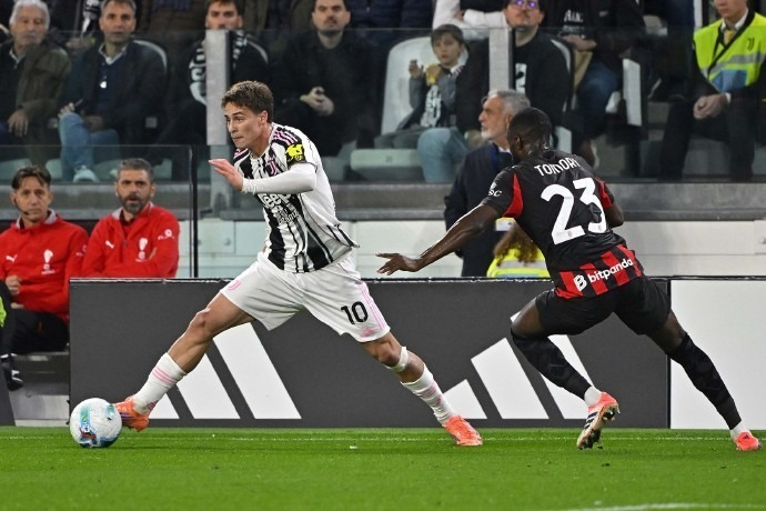 镜报：曼联100英镑开放球迷参观卡灵顿新基地，可进入更衣室