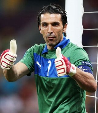 17岁天才卡尔展现极强潜力，德甲首秀表现亮眼，凭借出色技术和风格成为焦点。